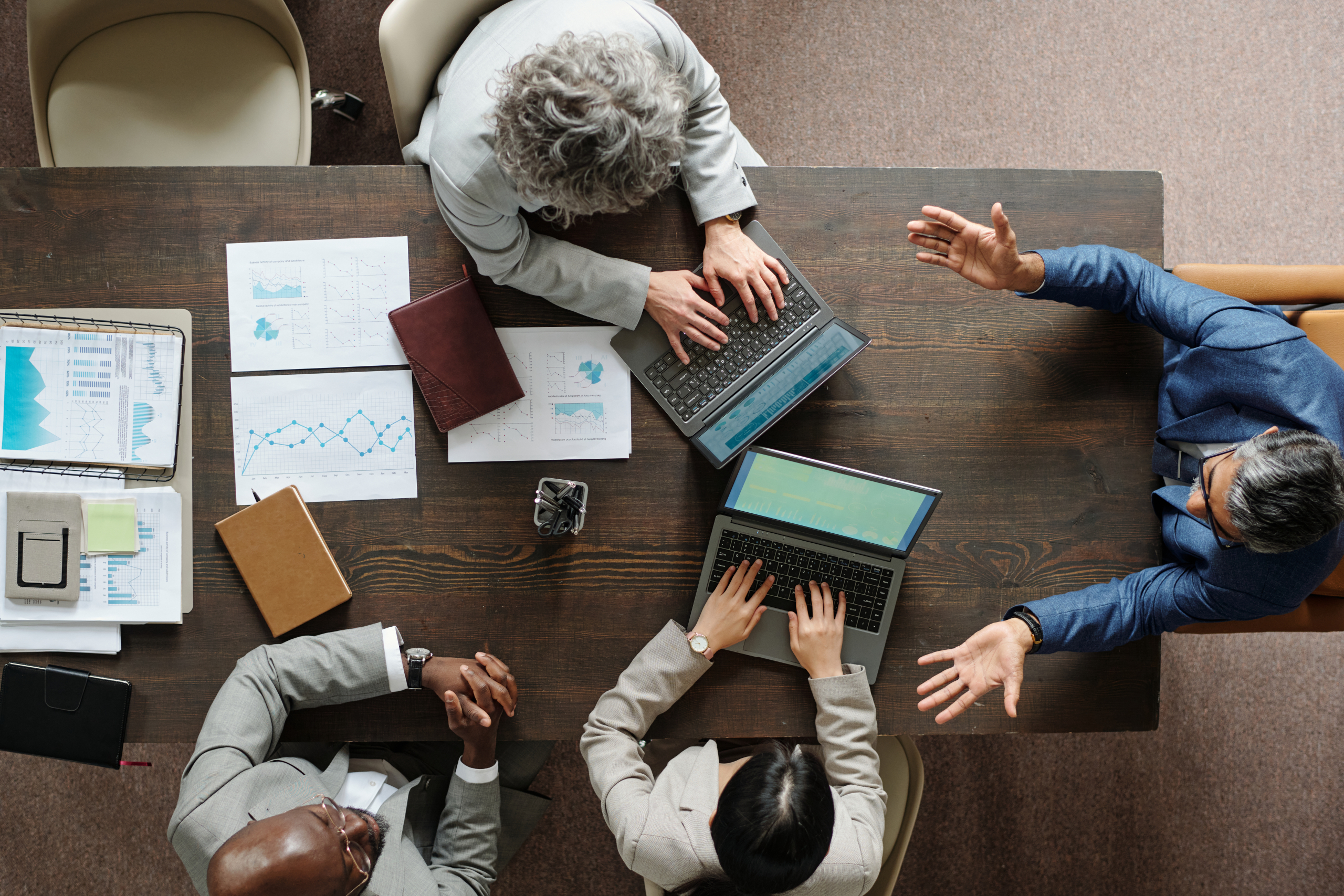 Diverse Middle Aged Business Team Collaborating during Office Meeting Besprechung eines Beratungsteams zu Finanzplanung und Unternehmensfinanzierung